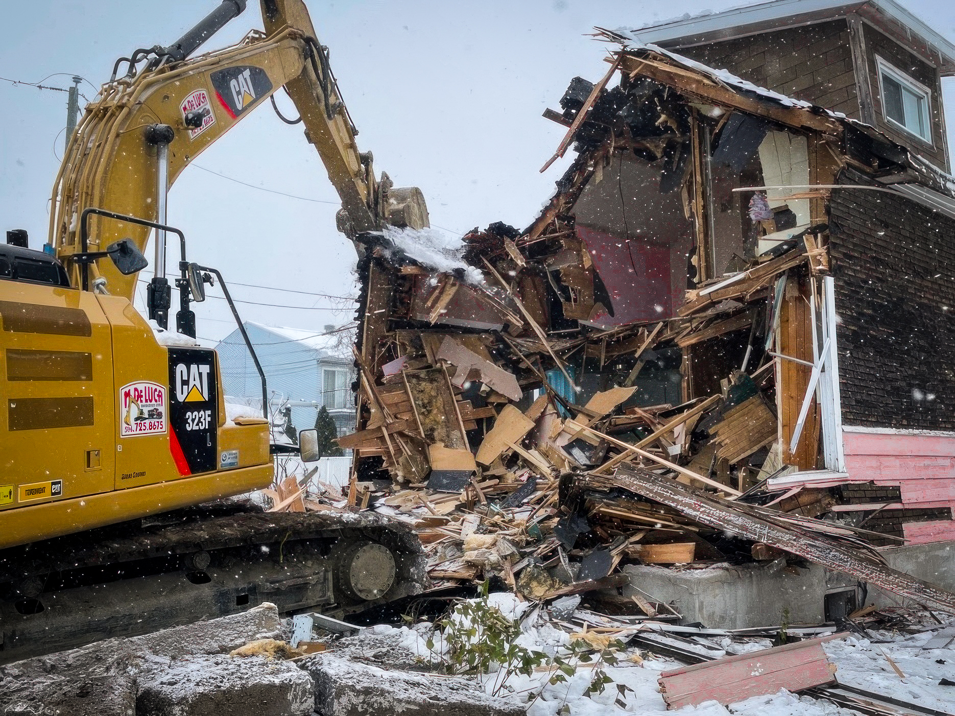 Démolition résidentielle CAT 323F M. De Luca Excavation Montreal